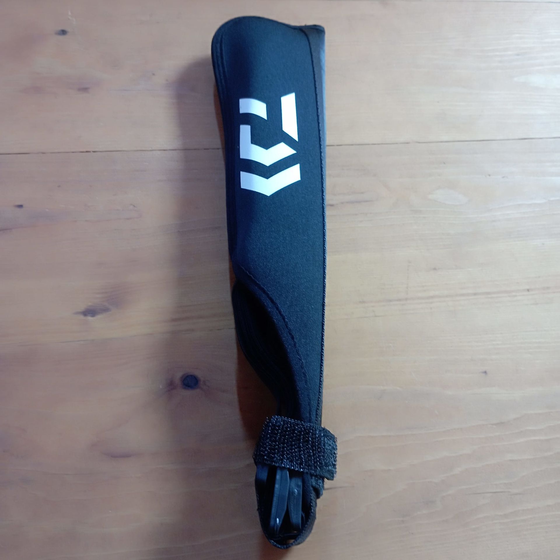 Mela Fish Daiwa Logo Neopren Ayarlanabilir Lastikli Kamış Koruma Kılıfı